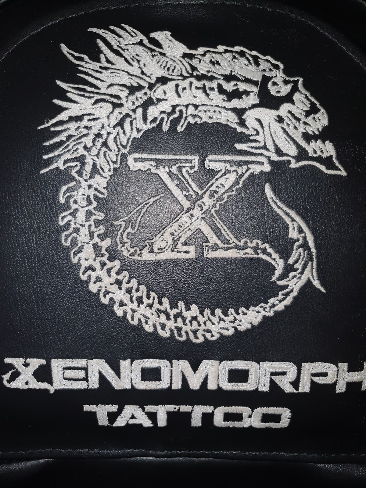 Eingesticktes Xenomorph Tattoo Logo im Studio